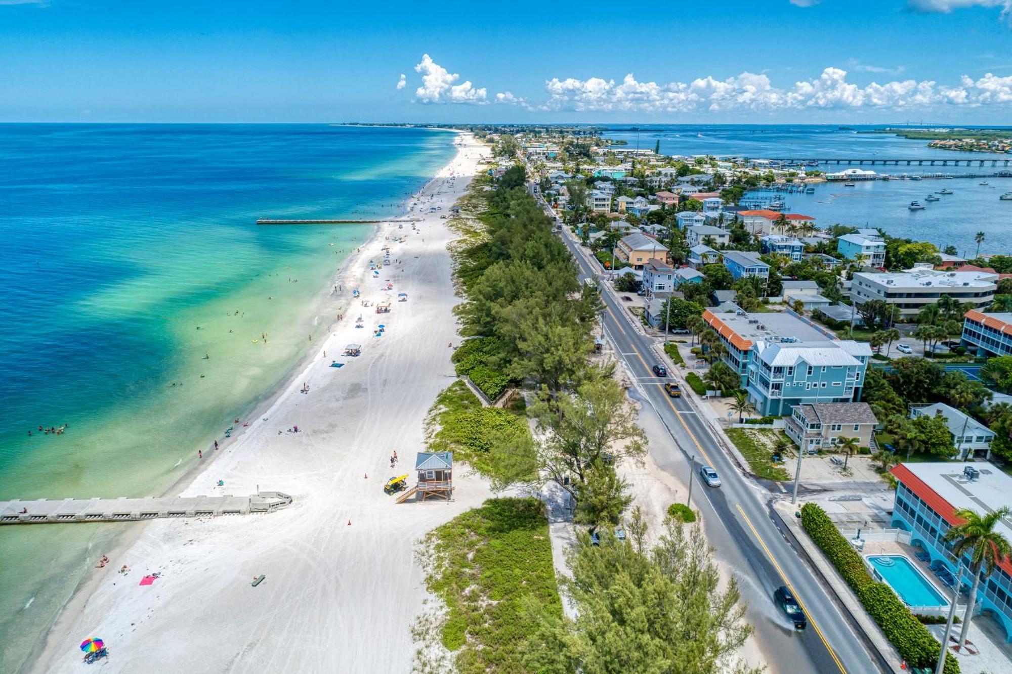 Anna Maria Island Runaway Tropical Dream-One Minute Walk To The Beach-Heated Pool Bradenton Beach Exterior photo